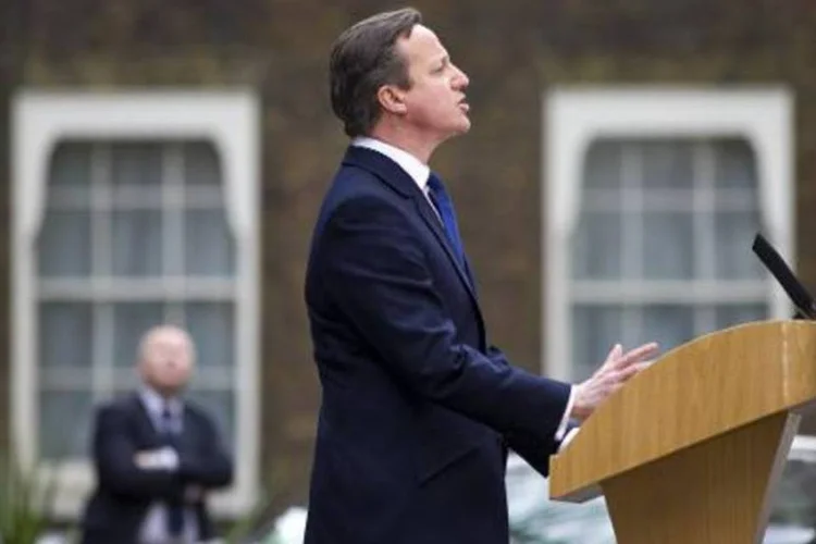 Cameron discursa em Downing Street após a audiência com a rainha: "até 7 de maio, viajarei aos quatro cantos do país com uma mensagem: juntos estamos transformando o país" (Justin Tallis/AFP)