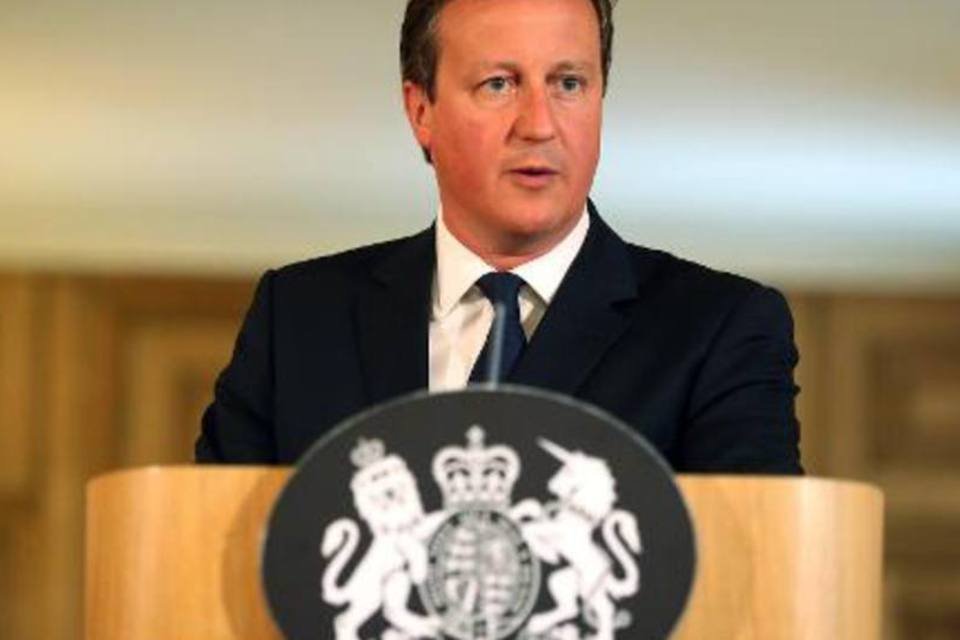 Cameron diz que não descartou ataques aéreos