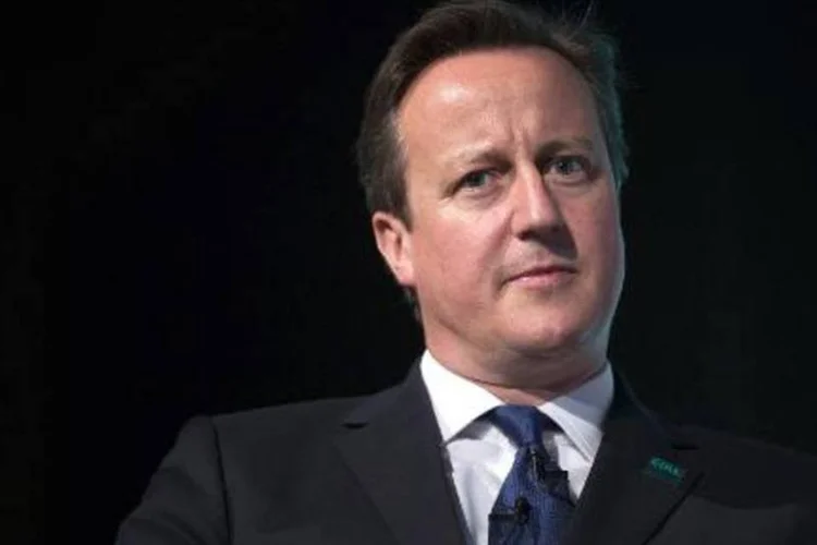 
	Cameron: &quot;n&atilde;o &eacute; suficiente se engajar em conversas em Minsk, enquanto tanques russos seguem cruzando a fronteira&quot;
 (Oli Scarff/AFP)