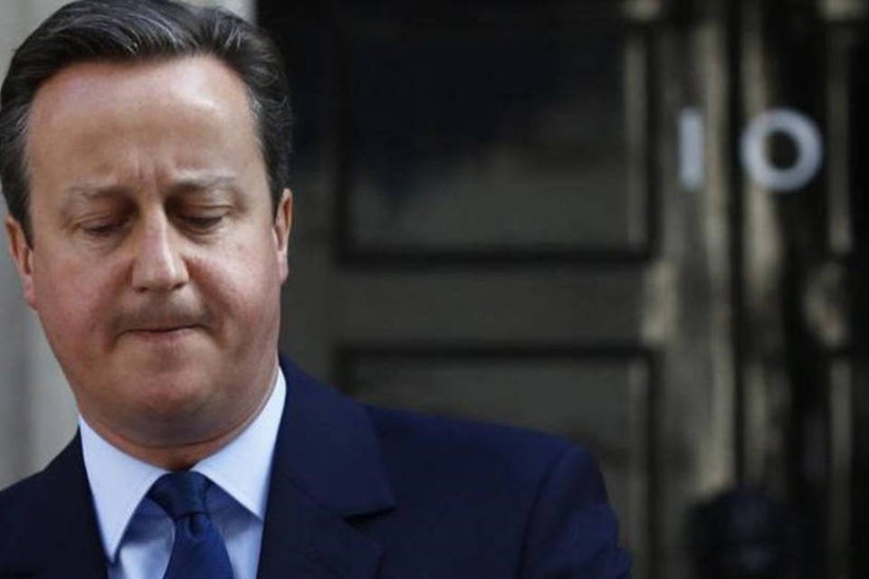 Cameron diz a ministros para continuarem a trabalhar