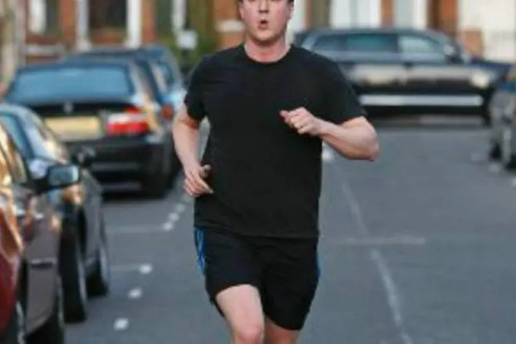 O primeiro-ministro britânico David Cameron se exercita nas ruas de Londres: "é desagradável, se pode ver a poluição no ar" (Carl Court/AFP)