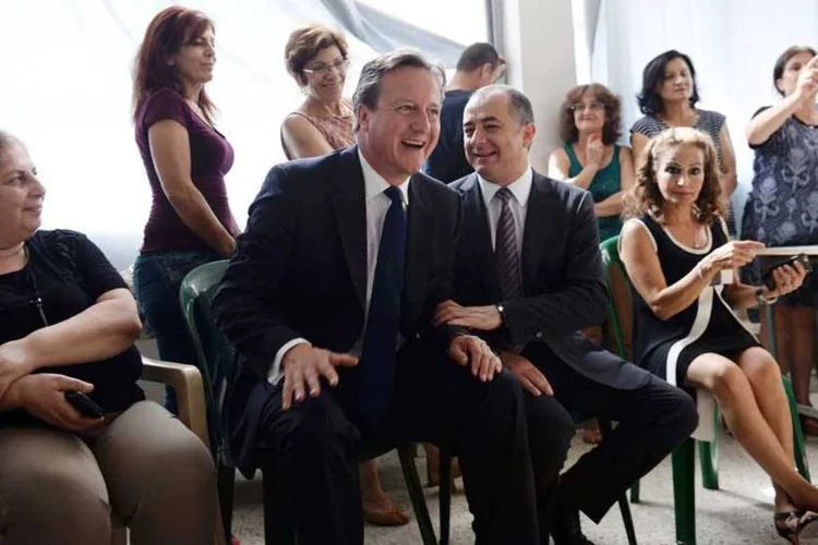 
	O premi&ecirc; brit&acirc;nico David Cameron ao lado do ministro da Educa&ccedil;&atilde;o do L&Iacute;bano, Elias Bou Saab: Cameron tamb&eacute;m est&aacute; sob press&atilde;o de pa&iacute;ses europeus
 (REUTERS/Stefan Rousseau/Pool)