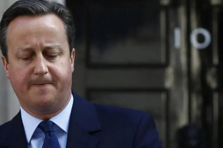 
	David Cameron: os dois candidatos restantes se submeter&atilde;o a uma vota&ccedil;&atilde;o de entre os 150 mil membros da forma&ccedil;&atilde;o nos pr&oacute;ximos dias
 (Stefan Wermuth / Reuters)