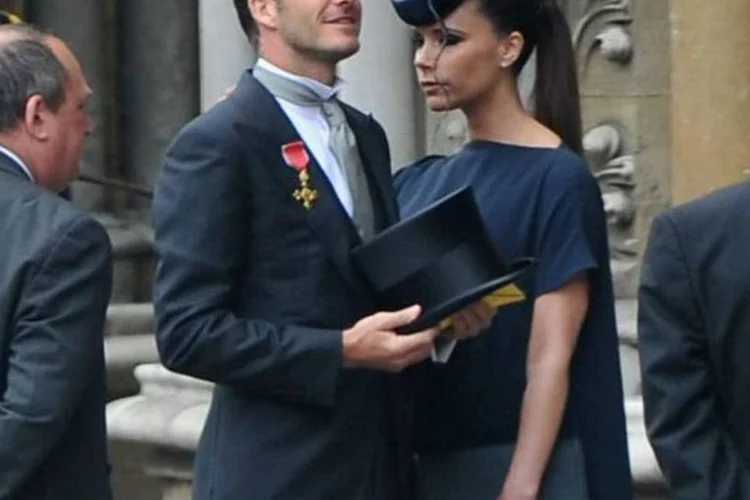 
	David e Victoria Beckham no casamento: a pe&ccedil;a de ouro, de nove cent&iacute;metros de di&acirc;metro e cravejada em diamantes,&nbsp;pode ser arrematada por at&eacute; US$ 40,7 mil
 (Getty Images)