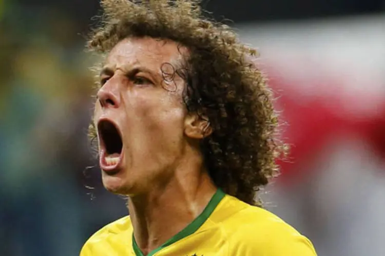 
	David Luiz: jogador rouba a cena com a cabeleira muito particular
 (Damir Sagolj / Reuters)