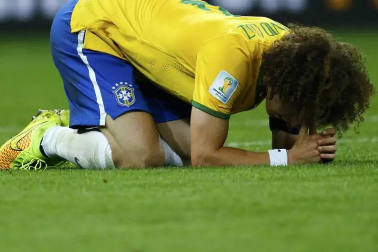 
	O zagueiro David Luiz chora diante do tr&aacute;gico placar na partida contra a Alemanha
 (Reuters/Ruben Sprich)