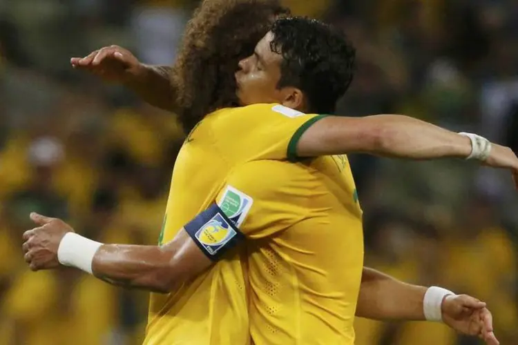 
	David Luiz e Thiago Silva se abra&ccedil;am durante partida contra a Col&ocirc;mbia
 (Jorge Silva/Reuters)