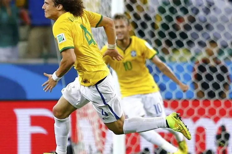 David Luiz comemora o gol marcado durante partida contra a Colômbia, pelas quartas de final da Copa do Mundo (Marcelo del Pozo/Reuters)