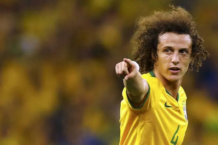 
	David Luiz comemora o gol marcado durante partida contra a Col&ocirc;mbia
 (Marcelo del Pozo/Reuters)