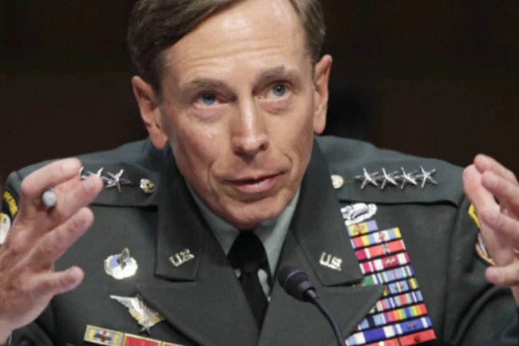 General David Petraeus, ex-CIA, gesticula em reunião do Comitê de Inteligência do Senado em 2011 (REUTERS/Yuri Gripas/Files)