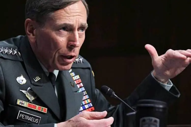 O general Petraeus fez carreira brilhante no exército americano e na CIA, mas escorregou no Gmail (Alex Wong / Getty Images)