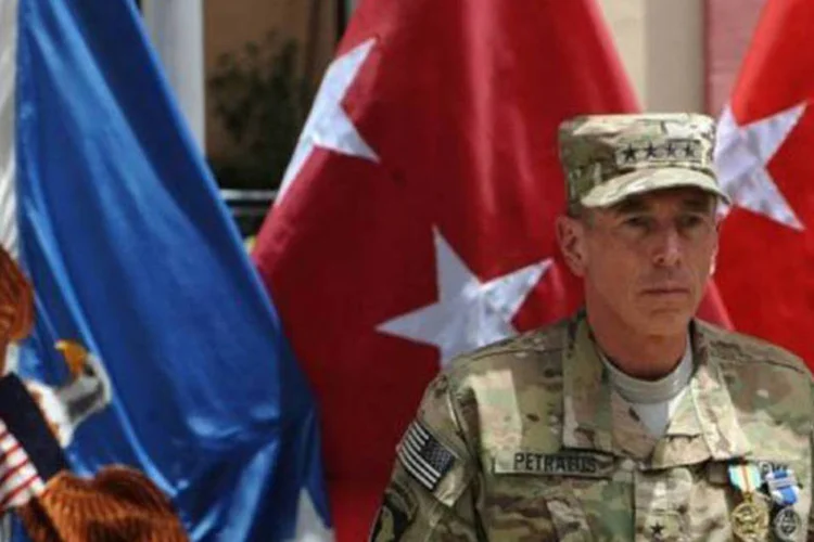 O general David Petraeus parte do Afeganistão depois de passar um ano na liderança da coalizão para assumir a direção da CIA (Shah Marai/AFP)
