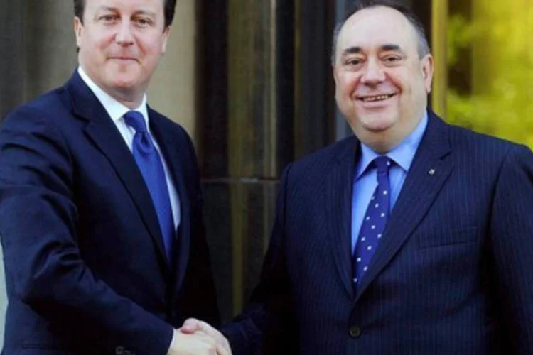 David Cameron cumprimenta Alex Salmond em Edimburgo: o referendo deve ser realizado no outono (hemisfério norte) de 2014, como queria Salmond (©AFP / Andy Buchanan)