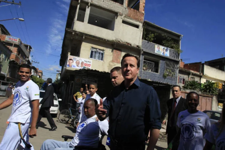 
	David Cameron conhece o projeto &quot;Luta pela Paz&quot; no Rio de Janeiro: a seguran&ccedil;a foi refor&ccedil;ada pela Pol&iacute;cia Militar, inclusive com o uso de carros blindados
 (REUTERS)