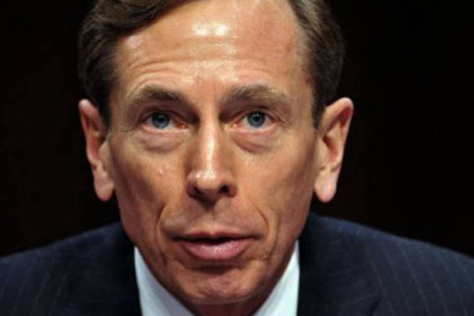 Petraeus chega ao Congresso para audiência sobre ataque