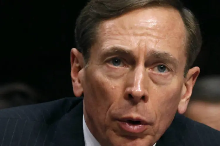 
	David Petraeus, ex CIA, fala a membros do Senado em janeiro de 2012: a mulher com quem teve o romance n&atilde;o era membro da CIA, nem sua subordinada nas For&ccedil;as Armadas
 (REUTERS/Kevin Lamarque/Files)