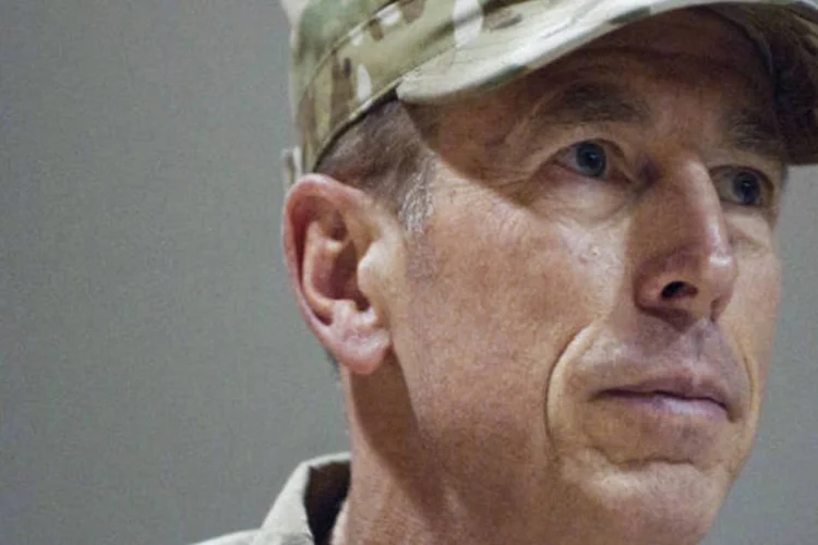 
	Ex-chefe da CIA, David Praeteus, quando ainda era comandante-geral da OTAN: &quot;Foi como um rel&acirc;mpago&quot;, disse a senadora Feinstein sobre a demiss&atilde;o de Petraeus do comando da CIA
 (REUTERS World)