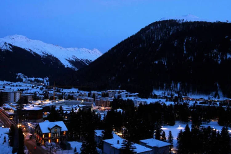A deslumbrante Davos: cenário do clássico de Thomas Mann, os Alpes suíços abrigam o maior bazar capitalista do mundo (Alexander Hassenstein/Getty Images)