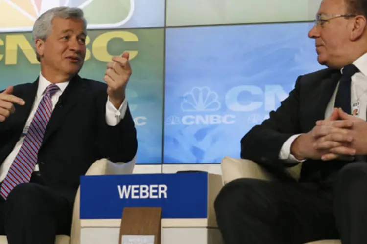 CEO da JPMorgan, James Dimon, conversa com o presidente do banco suíço UBS, Axel Weber, durante o Fórum Econômico Mundial em Davos (Pascal Lauener/Reuters)