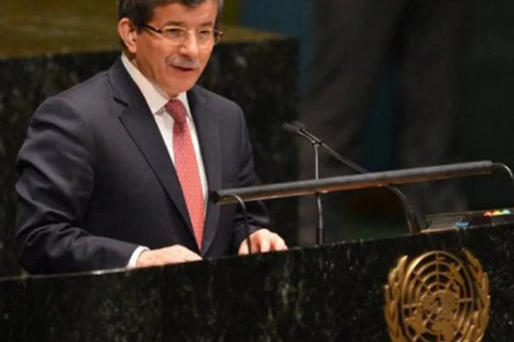 
	O ministro turco das Rela&ccedil;&otilde;es Exteriores, Ahmet Davutoglu: ele justificou o posicionamento das baterias de m&iacute;sseis Patriot pelo temor de &quot;a&ccedil;&otilde;es de grupos sem controle&quot;
 (Stan Honda/AFP)
