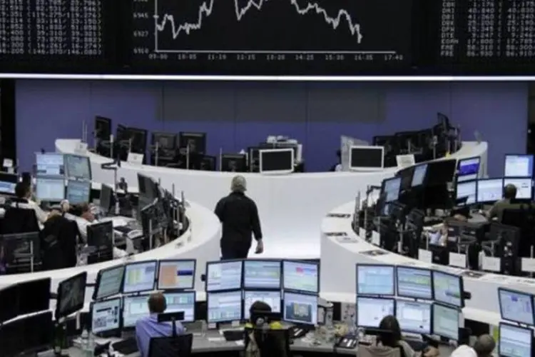 Operadores em suas mesas durante sessão na bolsa de valores DAX de Frankfurt (Tobias Schwarz/Reuters)