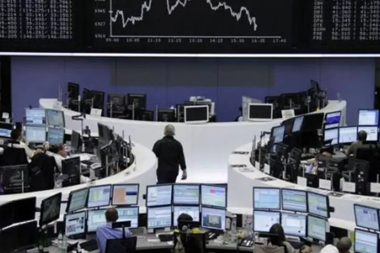 
	Em Frankfurt, o &iacute;ndice&nbsp;DAX&nbsp;subiu 0,72 %, para 8.339 pontos
 (Tobias Schwarz/Reuters)