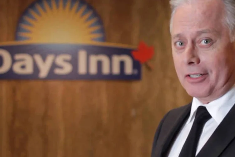 Comercial do hotel: ideia é mostrar que alguns luxos são desnecessários e que no final só servem mesmo para deixar a conta muito mais cara (Reprodução)