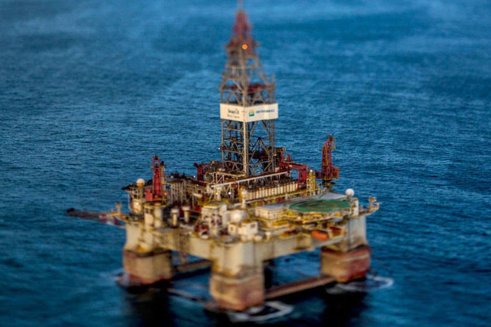 Produção de petróleo e gás natural fica estável em fevereiro