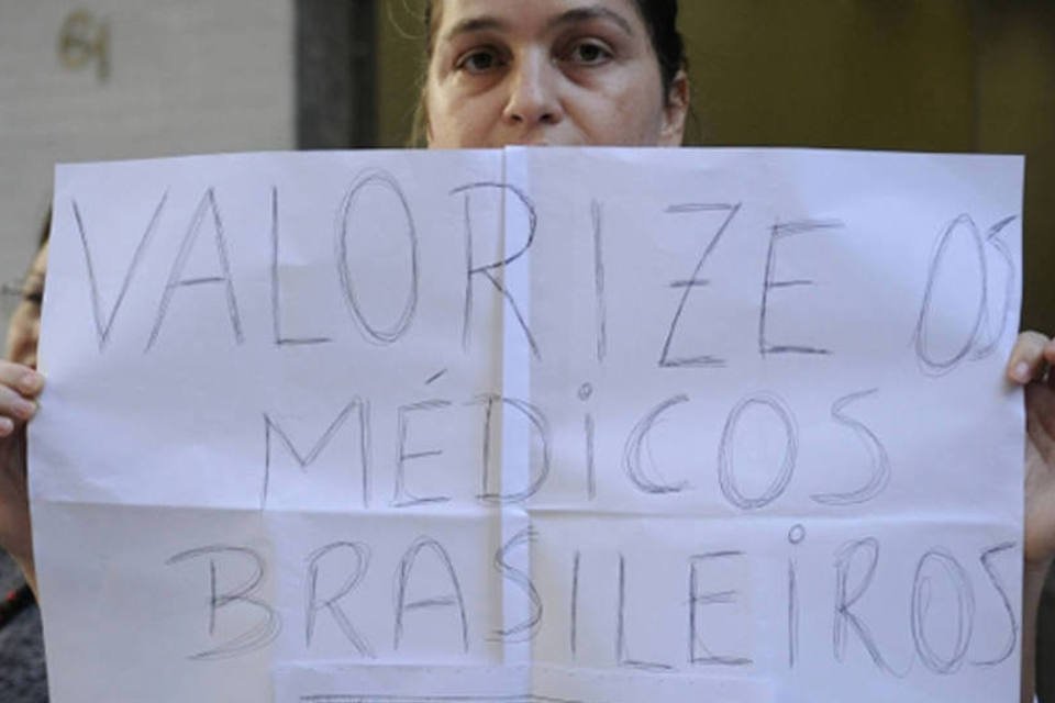 Médicos no Rio protestam contra Mais Médicos