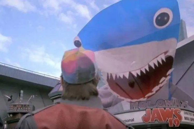 De Volta Para o Futuro II: personagem leva susto com tubarão holográfico (Reprodução/De Volta Para o Futuro II)