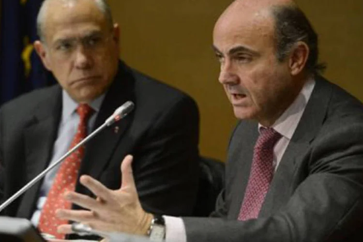 Ángel Gurría (e) e Luis de Guindos concedem uma entrevista: a OCDE também anima a Espanha a facilitar o acesso dos jovens ao mercado de trabalho (©AFP / Pierre-Philippe Marcou)