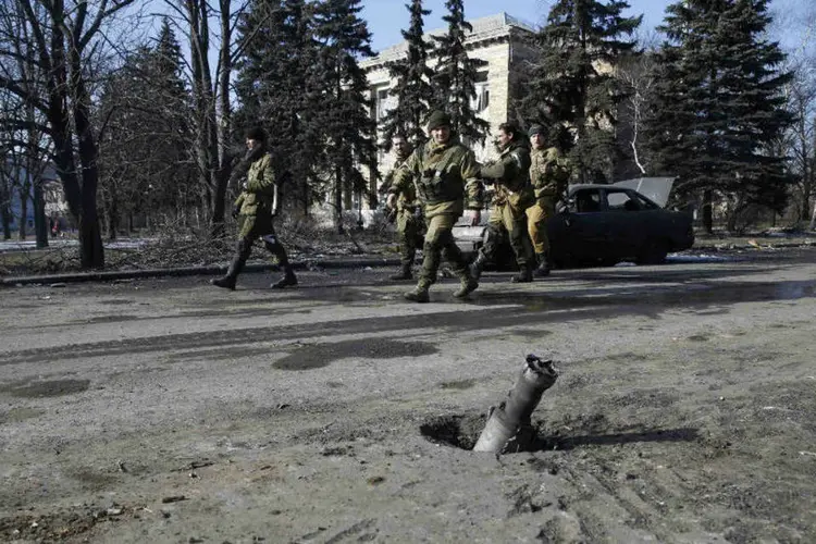 
	Separatistas em Debaltseve: porta-voz desmentiu que os separatistas tenham iniciado hoje a retirada de seu armamento pesado a uma dist&acirc;ncia de 50 quil&ocirc;metros da linha de frente
 (Baz Ratner/Reuters)