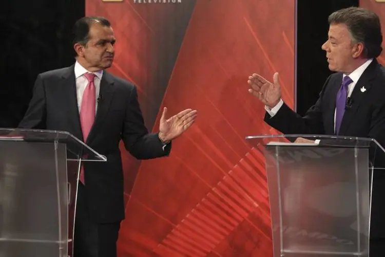 Oscar Ivan Zuluaga fala durante debate eleitoral com Juan Manuel Santos, em Bogotá (John Vizcaino/Reuters)