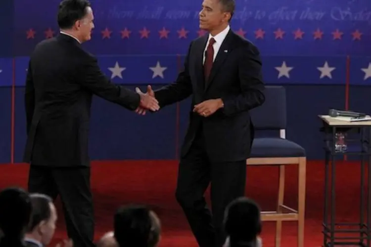 
	O presidente Barack Obama e o candidato republicano Mitt Romney se cumprimentam no fim do segundo debate da campanha eleitoral
 (Reuters)