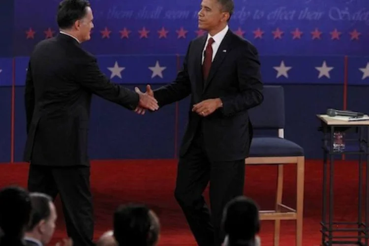 
	O presidente Barack Obama e o candidato republicano Mitt Romney se cumprimentam no fim do segundo debate da campanha eleitoral
 (Reuters)