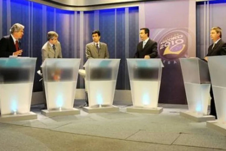 Candidatos durante o debate em Minas Gerais: críticas entre Hélio Costa e Anastasia  (.)