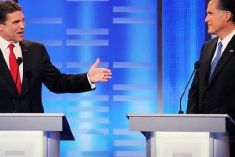 Rick Perry (esquerda) colocou em dúvida no debate a sinceridade da oposição de Romney (AFP/Getty Images / Kevork Djansezian)