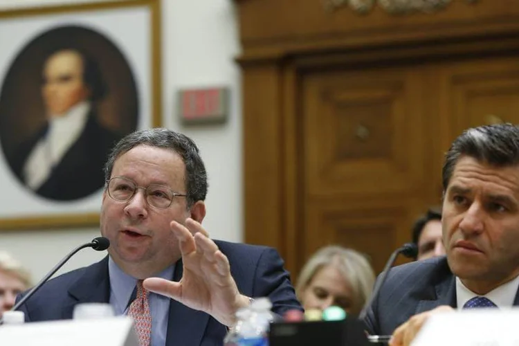 
	David Cohen, vice-presidente da Comcast, durante uma audi&ecirc;ncia para discutir o plano da companhia de se fundir com a Time Warner Cable
 (Jonathan Ernst/Reuters)
