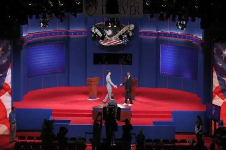 Estudantes da Universidade de Denver representam Romney e Obama durante ensaio do debate presidencial de hoje (Getty Images)