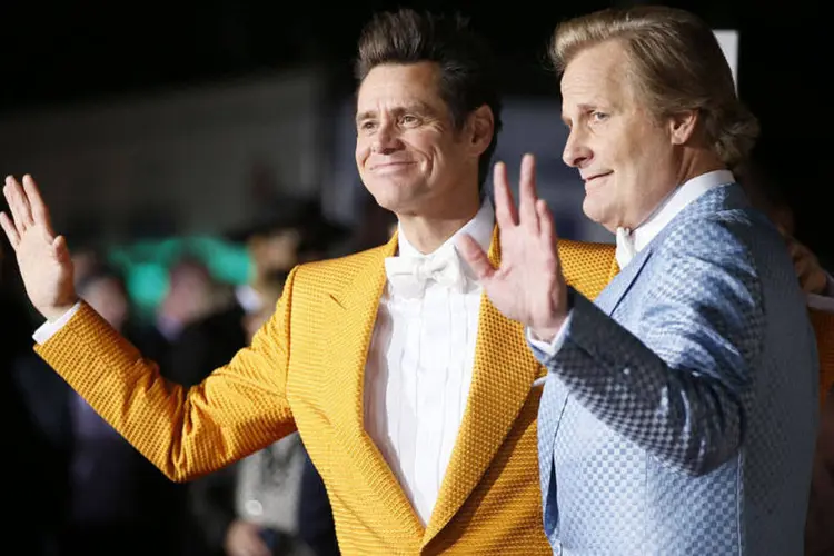 Atores Jim Carrey e Jeff Daniels posam durante pré-estreia mundial do filme "Debi & Lóide 2", em Los Angeles (Danny Moloshok/Reuters)