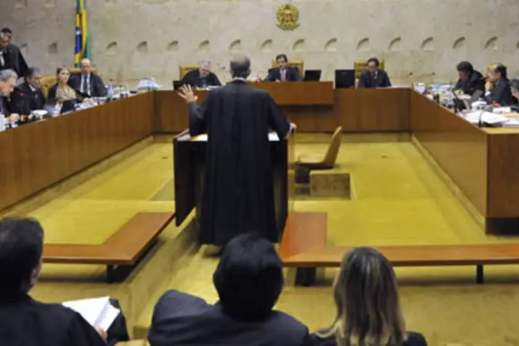 A sessão plenária foi suspensa por um pedido de vista do ministro Antonio Dias Toffoli (.)