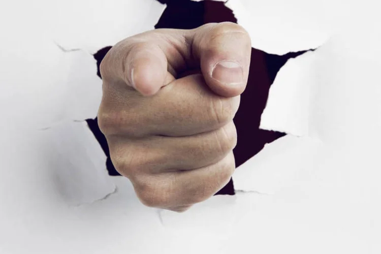 Dedo-duro: médicos, bancos e imobiliárias estão entre os dedos-duros do IR (Thinkstock/hjalmeida)