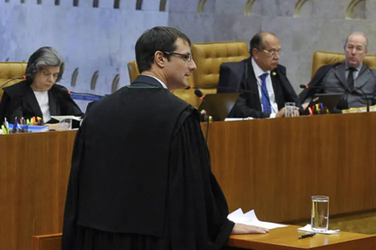 
	O advogado Haman Tabosa de Moraes, defensor de Carlos Alberto Quaglia, durante julgamento do mensal&atilde;o
 (Valter Campanato/ABr)