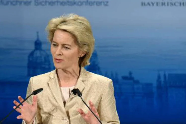 A ministra da Defesa alemã, Ursula von der Leyen: "concentrar-se no tema das armas pode lançar lenha na fogueira" (Cristof Stache/AFP)