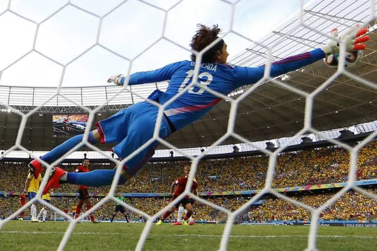
	Guillermo Ochoa: mexicano foi eleito o homem da partida entre Brasil e M&eacute;xico
 (Kai Pfaffenbach/Reuters)