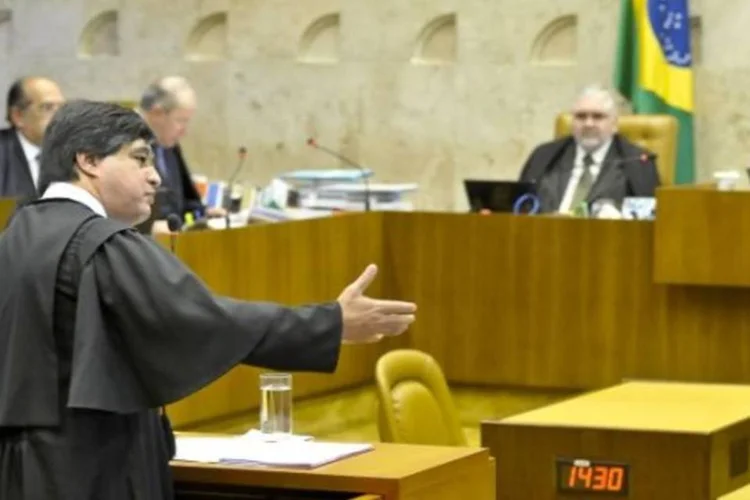 Marthius Sávio Cavalcante Lobato, advogado de Henrique Pizzolato, defende seu cliente no plenário do Supremo Tribunal Federal no julgamento do mensalão (José Cruz/Agência Brasil)