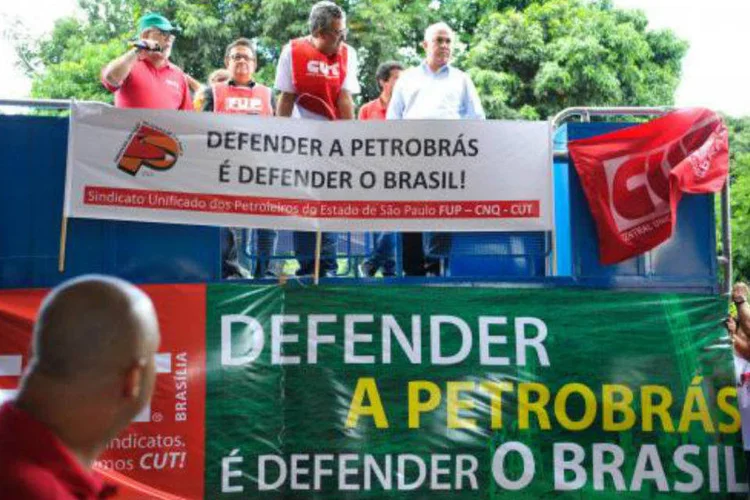 
	&ldquo;Defendemos a puni&ccedil;&atilde;o para corruptos e corruptores, mas o que est&aacute; atr&aacute;s dos ataques s&atilde;o interesses pela desclassifica&ccedil;&atilde;o da empresa&quot;, diz diretor da Federa&ccedil;&atilde;o &Uacute;nica dos Petroleiros
 (Agência Brasil/ Marcello Casal Jr)