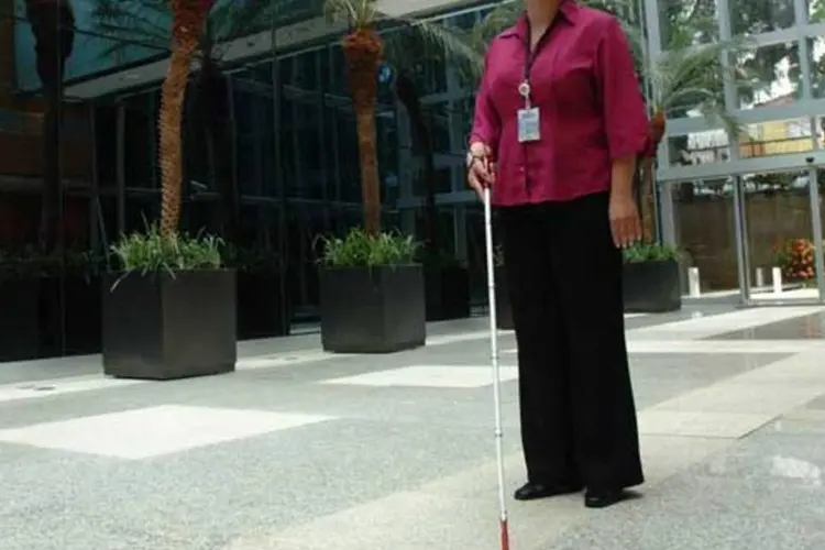 
	Deficiente visual: na Eaton, gestores experimentaram como &eacute; trabalhar com olhos vendados. O objetivo &eacute; sensibilizar os l&iacute;deres para a inclus&atilde;o.
 (Bia Parreiras/EXAME)