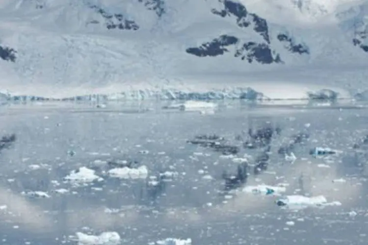 A perda anual de gelo flutuante no oceano equivale a aproximadamente 1,5 milhão de icebergs como os que afundaram o Titanic (.)