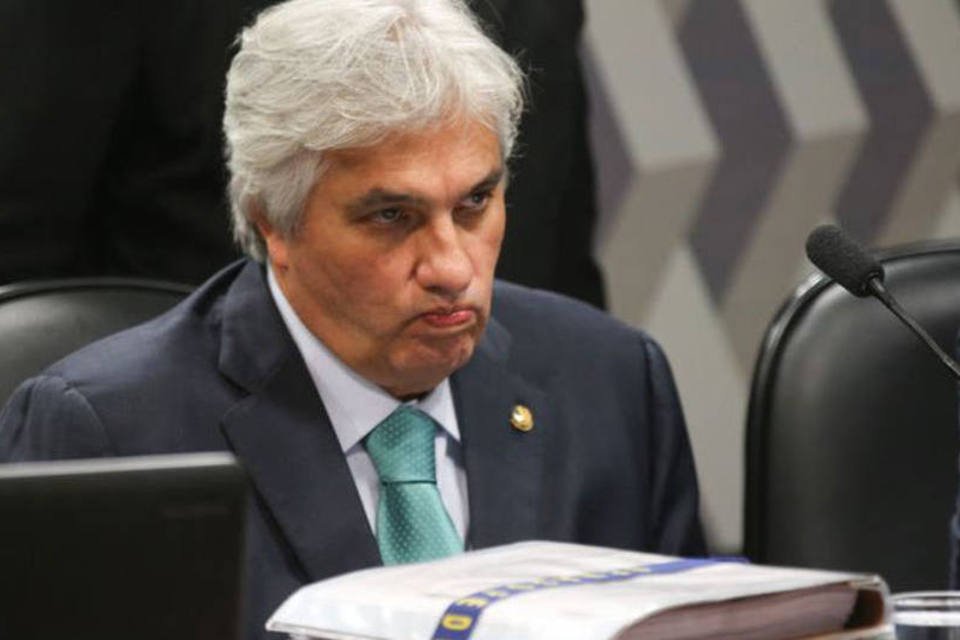 Para chegar a Lula, PSDB quer suspender cassação de Delcídio